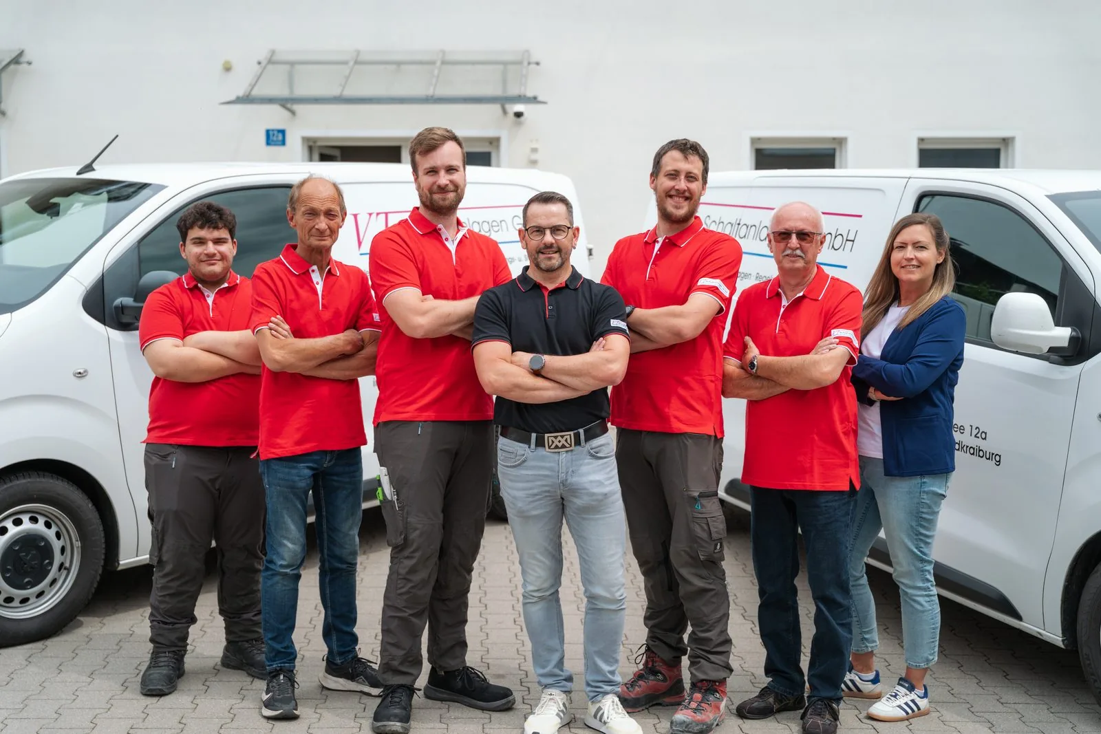 Das Team von VT-Schaltanlagen unterwegs in der Werkstatt