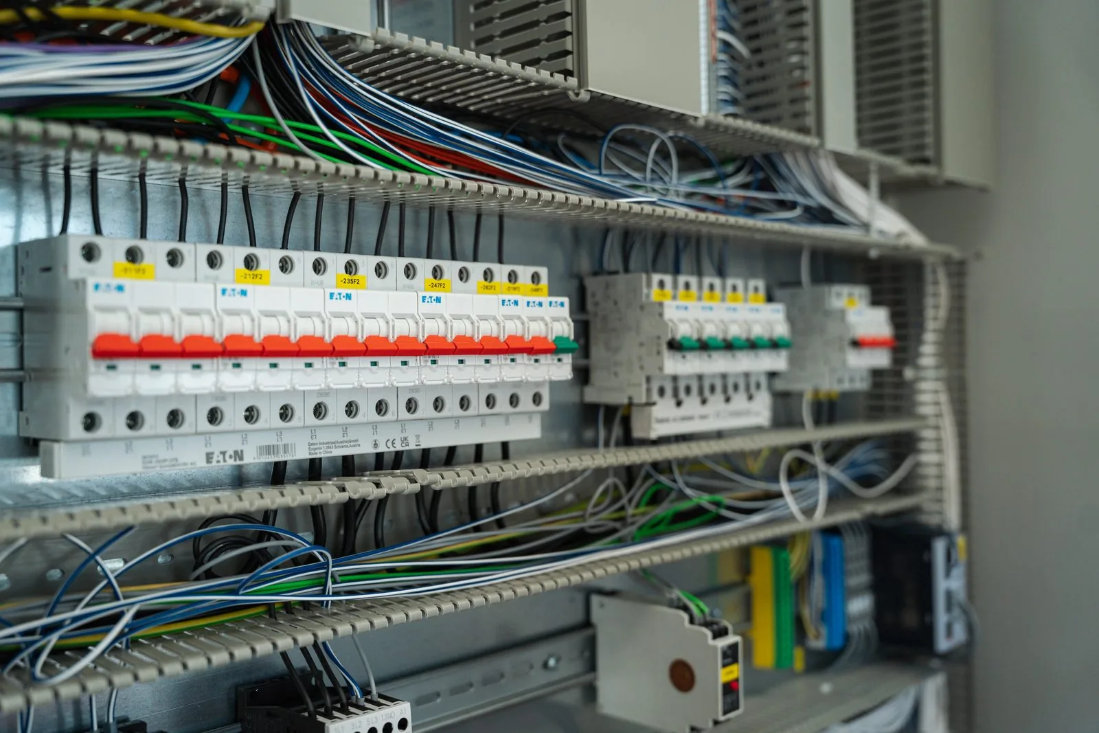 Auszubildender lernt vom erfahrenen Kollegen in der Werkstatt